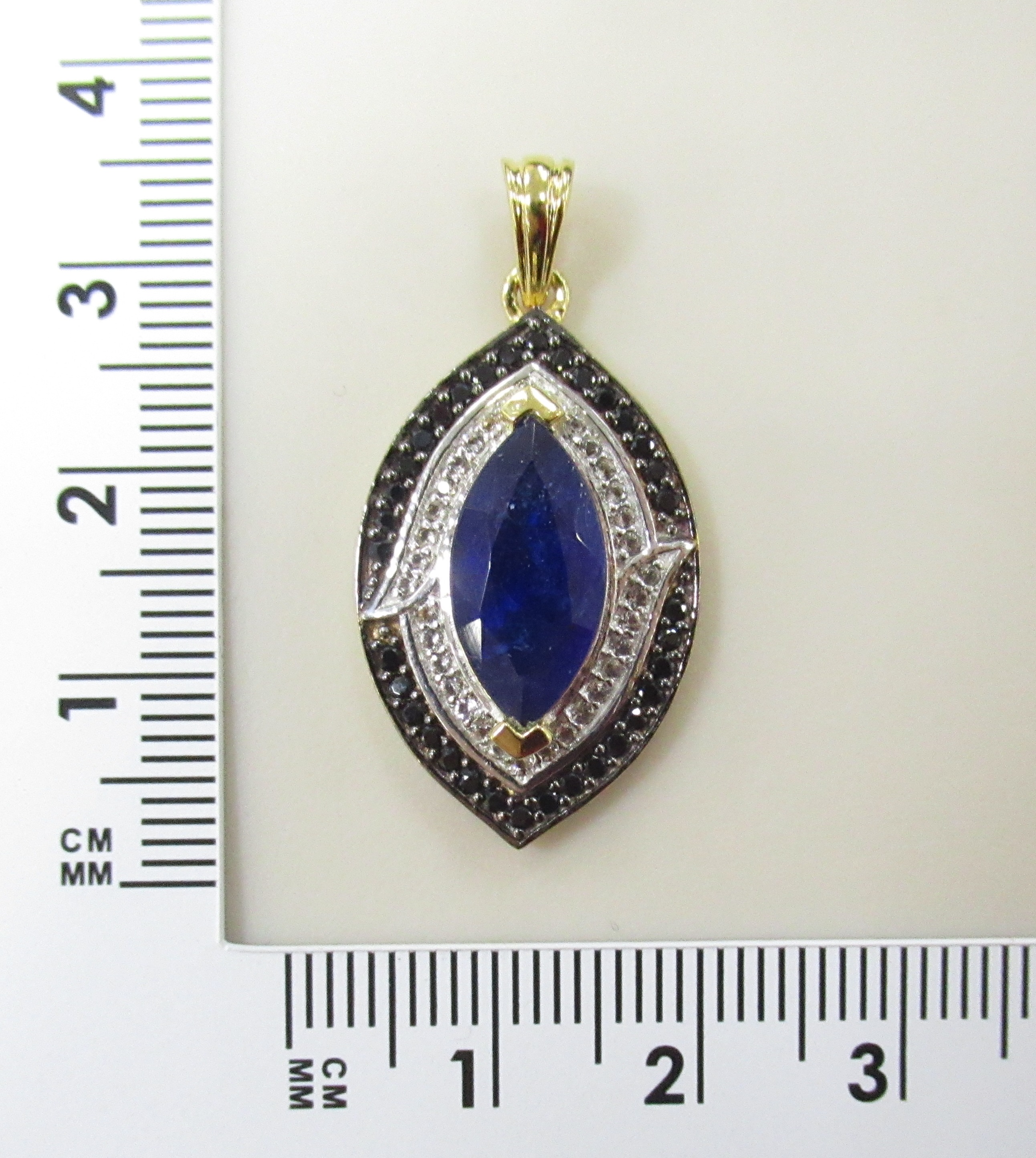 Серебряная подвеска 925 пробы; родий (бел., черн.); вставки 1 Сапфир F/2 3,5ct; 34 Шпинель черн. 0,5